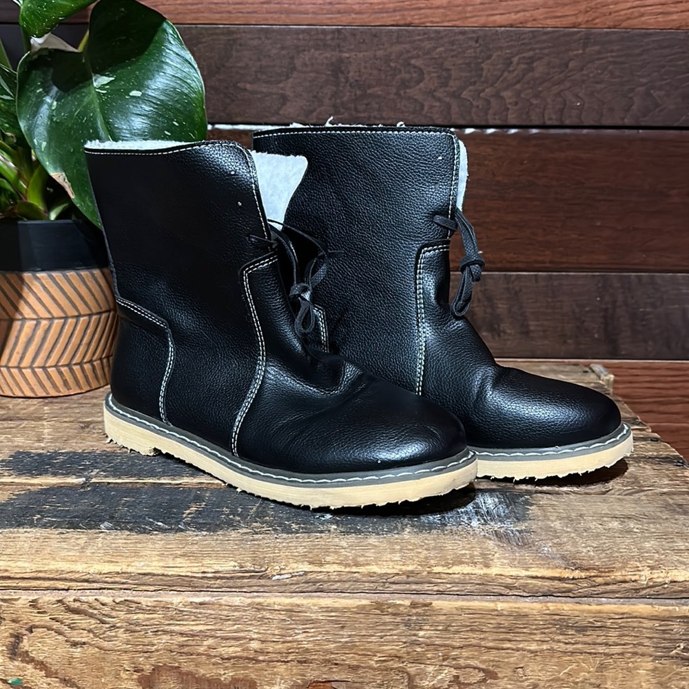 NWOT No Brand Tag Round Toe Black and Tan Slip On Booties